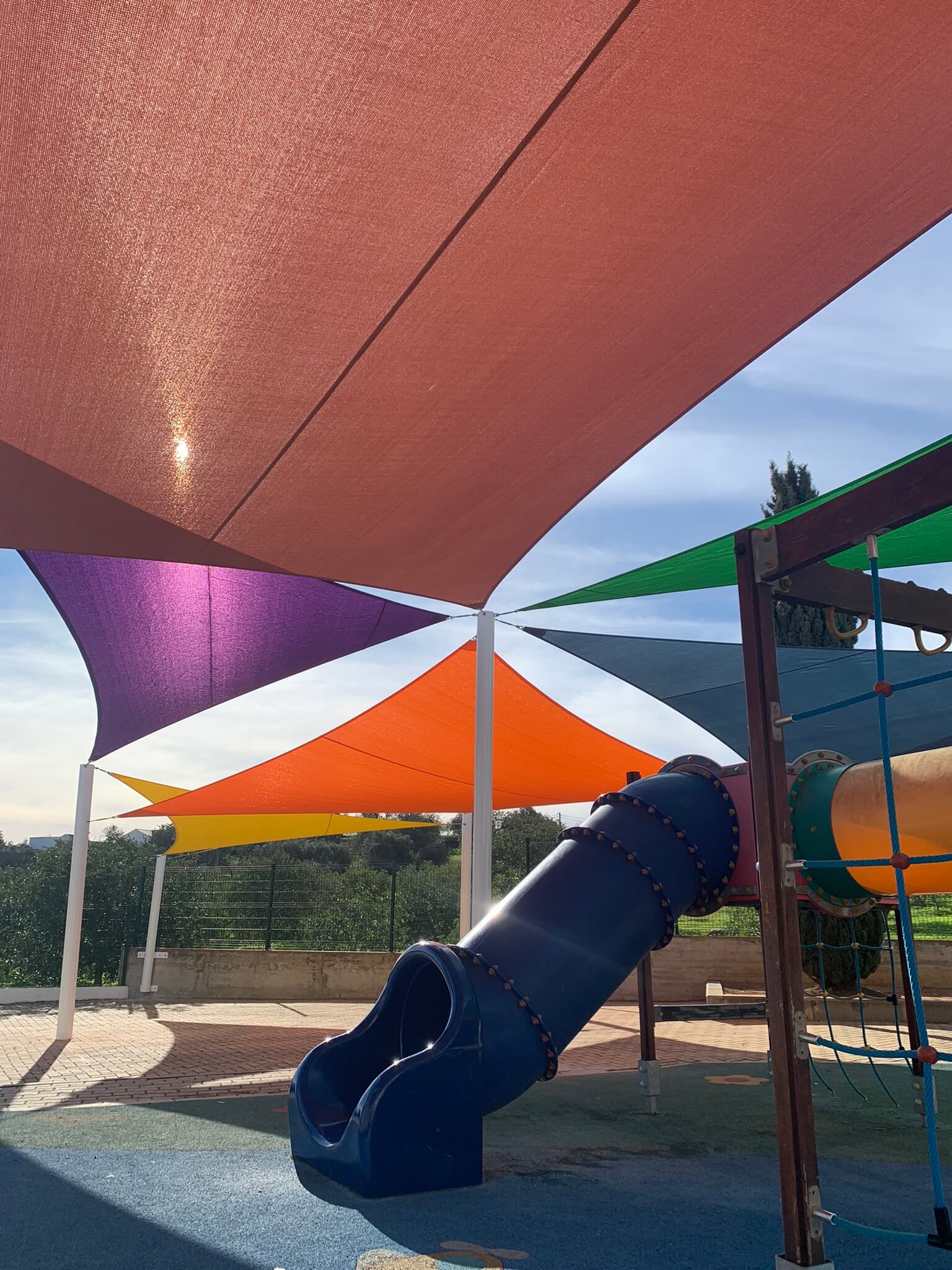 Parque infantil com toldos coloridos